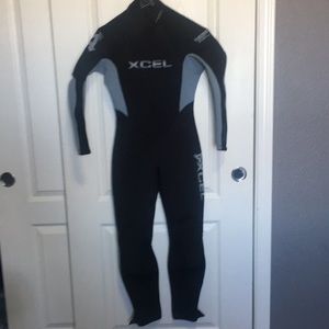 Men’s XS wet suit or boys sz 16/18 NEW
